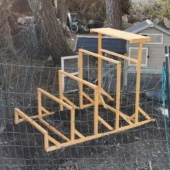 Aire De Jeux En Bois Pour Poule Avec Balançoire -Chemin des Poulaillers Boutique aire de jeux poule avec balancoire avec poule installee poulailler