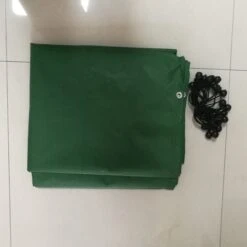 Bâche Pour Grand Enclos Poulailler Parc Grillagé - 4x4x2,8m -Chemin des Poulaillers Boutique bache pour parc grillage poulailler avec elastiques vue face