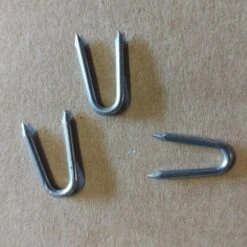 Lot De 9 Piquets Pour Grillage à Poule En Pin Autoclave Classe 4 - 200 X 5 Cm 11 Lot De 9 Piquets Pour Grillage à Poule En Pin Autoclave Classe 4 - 200 X 5 Cm -Chemin des Poulaillers Boutique clou forme de u