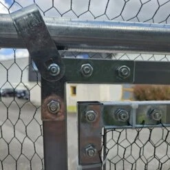 Porte Universelle 1,70x0,75m Pour Enclos Poulailler Parc Grillagé Renforcé -Chemin des Poulaillers Boutique detail porte laterale haut