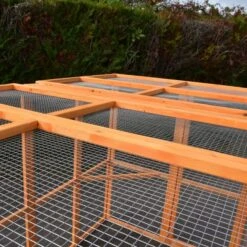 Enclos Grillagé Pour Volailles Bois 200x120cm -Chemin des Poulaillers Boutique enclos grillage bois 200x120 dessus