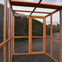 Enclos Grillagé Pour Volailles Bois 200x120cm -Chemin des Poulaillers Boutique enclos grillage bois 200x120 interieur