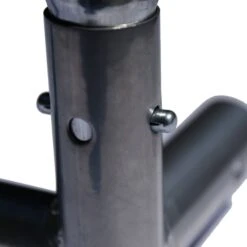 Enclos Poulailler 12m² Tubes 32mm H2,25m - Parc Grillagé Renforcé 6x2m - Acier Galvanisé -Chemin des Poulaillers Boutique enclos parc grillage poulailler detail attache pieds 8