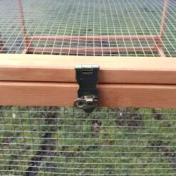 Parc Grillagé Pour Poulailler Farmer L Et XL Bois FSC -Chemin des Poulaillers Boutique extension poulailler farmer bois fsc verrou plan rapproche