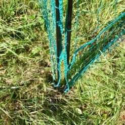 Filet Poule Grande Hauteur Double Pointe 25m X 1,26m - Zen Farm 28 Filet Poule Grande Hauteur Double Pointe 25m X 1,26m - Zen Farm -Chemin des Poulaillers Boutique filet poule zen farm 126cm 15m detail pied ressort porte fermee 1