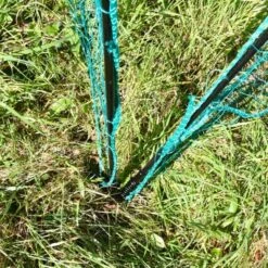 Filet Poule Grande Hauteur Double Pointe 25m X 1,26m - Zen Farm 29 Filet Poule Grande Hauteur Double Pointe 25m X 1,26m - Zen Farm -Chemin des Poulaillers Boutique filet poule zen farm 126cm 15m detail pied ressort porte ouverte 1