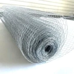 Grillage Poulailler Acier Galvanisé à Chaud Triple Torsion 25m X 1,5m épaisseur 0,8 Mm - Zen Farm -Chemin des Poulaillers Boutique grilage galvanise enroule vue de cote 2 1