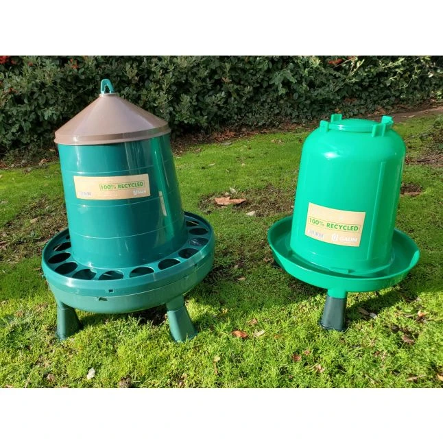 Kit Plastique Recyclé 5/6 Poules Abreuvoir 8L Et Mangeoire 8Kg à Pieds 3 Kit Plastique Recyclé 5/6 Poules Abreuvoir 8L Et Mangeoire 8Kg à Pieds