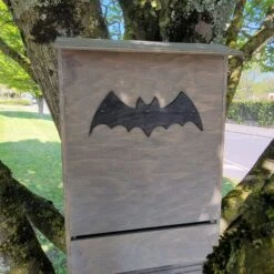 Nichoir Chauve-souris Bois FSC Grande Taille -Chemin des Poulaillers Boutique maison chauve souris grande focus logo