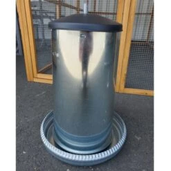Mangeoire Galva Silo 15Kg + Couvercle 18 Mangeoire Galva Silo 15Kg + Couvercle -Chemin des Poulaillers Boutique mangeoire metal avec couvercle 15kg