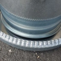 Mangeoire Galva Silo 15Kg + Couvercle 17 Mangeoire Galva Silo 15Kg + Couvercle -Chemin des Poulaillers Boutique mangeoire metal avec couvercle 15kg detail coupelle