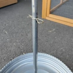 Mangeoire Galva Silo 5Kg + Couvercle -Chemin des Poulaillers Boutique mangeoire metal avec couvercle 15kg detail hauteur 1