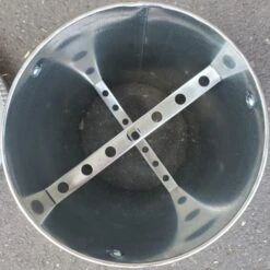 Mangeoire Galva Silo 5Kg + Couvercle -Chemin des Poulaillers Boutique mangeoire metal avec couvercle 15kg detail interieur 1