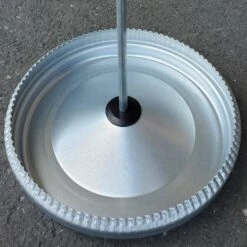 Mangeoire Galva Silo 5Kg + Couvercle -Chemin des Poulaillers Boutique mangeoire metal avec couvercle 15kg detail pied 1