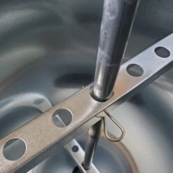 Mangeoire Galva Silo 15Kg + Couvercle 16 Mangeoire Galva Silo 15Kg + Couvercle -Chemin des Poulaillers Boutique mangeoire metal avec couvercle 15kg detail reglage