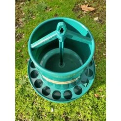 Gaun Mangeoire Poule à Pieds En Plastique Recyclé Eco 8Kg 12 Gaun Mangeoire Poule à Pieds En Plastique Recyclé Eco 8Kg -Chemin des Poulaillers Boutique mangeoire poule plastique recycle eco gaun 8kg ouvert