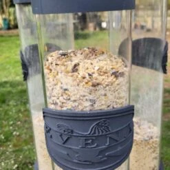 Mangeoire Pour Poule En Plastique Gris Tube Transparent 7kg Prima - Evena 18 Mangeoire Pour Poule En Plastique Gris Tube Transparent 7kg Prima - Evena -Chemin des Poulaillers Boutique mangeoire poule plastique tube transparent detail logo