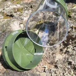 Mangeoire Pour Poule En Plastique Vert Tube Transparent 7kg Prima - Evena -Chemin des Poulaillers Boutique mangeoire tube vert gris evena tube et bouchon