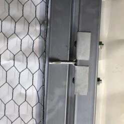 Porte Pour Enclos Poulailler Parc Grillagé Renforcé P001, P004 Et P005 7 Porte Pour Enclos Poulailler Parc Grillagé Renforcé P001, P004 Et P005 -Chemin des Poulaillers Boutique porte carre enclos grillage detail