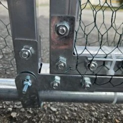 Porte Universelle 1,70x0,75m Pour Enclos Poulailler Parc Grillagé Renforcé -Chemin des Poulaillers Boutique porte laterale detail bas