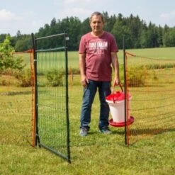 Porte Pour Filet Poule électrifiable 95 à 125 Cm - Kerbl 12 Porte Pour Filet Poule électrifiable 95 à 125 Cm - Kerbl -Chemin des Poulaillers Boutique porte pour filet cloture poule kerbl filet 125cm mise en place vue