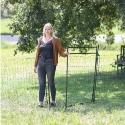 Porte Pour Filet Poule électrifiable Jusqu’à 90 Cm - Kerbl 12 Porte Pour Filet Poule électrifiable Jusqu’à 90 Cm - Kerbl -Chemin des Poulaillers Boutique porte pour filet cloture poule kerbl filet 90cm installee vue