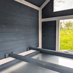 Poulailler Bantam XL Bleu Toit Shingle 2 à 4 Poules 18 Poulailler Bantam XL Bleu Toit Shingle 2 à 4 Poules -Chemin des Poulaillers Boutique poulailler bantam xl bleu focus int rieur ouvert