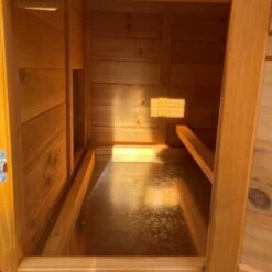 Poulailler Bréda S 1 à 2 Poules Toit Bois -Chemin des Poulaillers Boutique poulailler bois breda s interieur