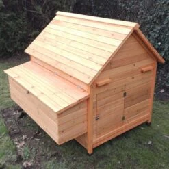 Poulailler Cémani XL Toit Bois 6 à 10 Poules -Chemin des Poulaillers Boutique poulailler bois cemani xl 6 8 poules arriere ferme