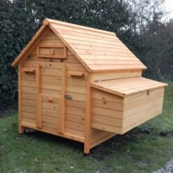 Poulailler Cémani XL Toit Bois 6 à 10 Poules -Chemin des Poulaillers Boutique poulailler bois cemani xl 6 8 poules face trappe fermee