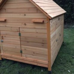 Poulailler Cémani XL Toit Bois 6 à 10 Poules -Chemin des Poulaillers Boutique poulailler bois cemani xl 6 8 poules profil arriere ferme