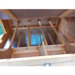 Poulailler Cémani XL Toit Bois 6 à 10 Poules -Chemin des Poulaillers Boutique poulailler bois cemani xl 6 8 poules vue interieur