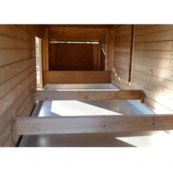 Poulailler Plymouth Toit Shingle Ouvrant 4 à 6 Poules Bois FSC Avec Extension Parc Grillagé 25 Poulailler Plymouth Toit Shingle Ouvrant 4 à 6 Poules Bois FSC Avec Extension Parc Grillagé -Chemin des Poulaillers Boutique poulailler bois fsc plymouth 2 4 poules interieur 2