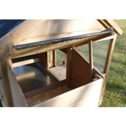 Poulailler Plymouth Toit Shingle Ouvrant 4 à 6 Poules Bois FSC Avec Extension Parc Grillagé 24 Poulailler Plymouth Toit Shingle Ouvrant 4 à 6 Poules Bois FSC Avec Extension Parc Grillagé -Chemin des Poulaillers Boutique poulailler bois fsc plymouth 2 4 poules pondoir vue pondoir 2