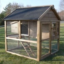 Poulailler Plymouth Toit Shingle Ouvrant 4 à 6 Poules Bois FSC Avec Extension Parc Grillagé 20 Poulailler Plymouth Toit Shingle Ouvrant 4 à 6 Poules Bois FSC Avec Extension Parc Grillagé -Chemin des Poulaillers Boutique poulailler bois fsc plymouth 2 4 poules vue profil 2