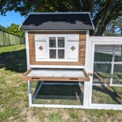 Poulailler Brahma Toit Shingle 6 à 8 Poules Bois FSC -Chemin des Poulaillers Boutique poulailler brahma vue avant tiroir dejection ouvert