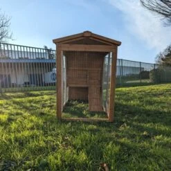 Poulailler Chabo Toit Shingle 2 à 4 Poules -Chemin des Poulaillers Boutique poulailler chabo vue devant enclos