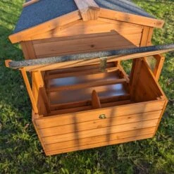 Poulailler Chabo Toit Shingle 2 à 4 Poules -Chemin des Poulaillers Boutique poulailler chabo vue focus pondoir 2