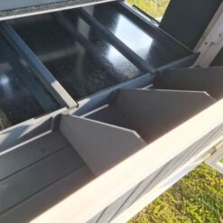 Poulailler Deluxe Bleu Toit Shingle Gris 10 à 12 Poules -Chemin des Poulaillers Boutique poulailler deluxe 12 poules bleu zoom pondoirs