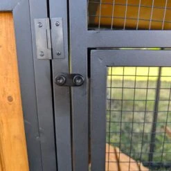 Poulailler Padoue Châssis Acier Toit Shingle 6 à 8 Poules Avec Parc Grillagé -Chemin des Poulaillers Boutique poulailler extension paoue accroche