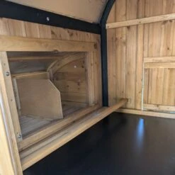 Poulailler Finlandais Toit Tôle Isolé Ouvrable 4 à 8 Poules -Chemin des Poulaillers Boutique poulailler finlandais toit tole isole 4 a 8 poules detail interieur