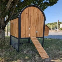 Poulailler Finlandais Toit Tôle Isolé Ouvrable 4 à 8 Poules -Chemin des Poulaillers Boutique poulailler finlandais toit tole isole 4 a 8 poules face avant ferme