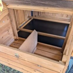 Poulailler Finlandais Toit Tôle Isolé Ouvrable 4 à 8 Poules -Chemin des Poulaillers Boutique poulailler finlandais toit tole isole 4 a 8 poules vue interieur pondoir