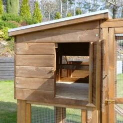 Poulailler Houdan XL Sur Pilotis Toit Shingle Noir 6 Poules Bois Epicéa -Chemin des Poulaillers Boutique poulailler houdan xl pilotis porte exterieure ouverte