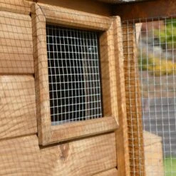 Poulailler Houdan XL Sur Pilotis Toit Shingle Noir 6 Poules Bois Epicéa -Chemin des Poulaillers Boutique poulailler houdan xl pilotis vue fenetre