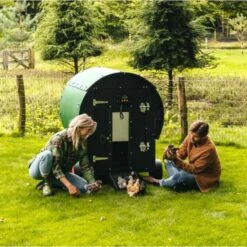 Poulailler Nestera Sur Roues Le Wagon Plastique Recyclé 8 à 15 Poules 17 Poulailler Nestera Sur Roues Le Wagon Plastique Recyclé 8 à 15 Poules -Chemin des Poulaillers Boutique poulailler plastique le wagon 8 poules nestera avec poules