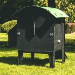 Poulailler Nestera Sur Pieds Taille S Plastique Recyclé 3 à 5 Poules 13 Poulailler Nestera Sur Pieds Taille S Plastique Recyclé 3 à 5 Poules -Chemin des Poulaillers Boutique poulailler plastique recycle nestera s arriere lum