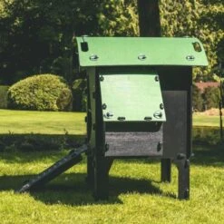 Poulailler Nestera Sur Pieds Taille S Plastique Recyclé 3 à 5 Poules 15 Poulailler Nestera Sur Pieds Taille S Plastique Recyclé 3 à 5 Poules -Chemin des Poulaillers Boutique poulailler plastique recycle nestera s cote pondoir lum