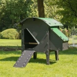 Poulailler Nestera Sur Pieds Taille S Plastique Recyclé 3 à 5 Poules Avec Portier Automatique Autonome Zen Farm -Chemin des Poulaillers Boutique poulailler plastique recycle nestera s installe lum 1