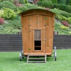 Poulailler Roulotte Toit Tôle 6 à 10 Poules Mobile -Chemin des Poulaillers Boutique poulailler roulotte face avant